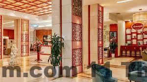 Không gian sinh hoạt chung đơn giản tại Khách Sạn Sun Hạ Long, không có hồ bơi hay gym