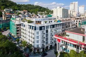 Phòng ngủ tại COSY HA LONG Hotel với thiết kế hiện đại và đầy đủ tiện nghi, mang lại không gian nghỉ ngơi thoải mái cho du khách.