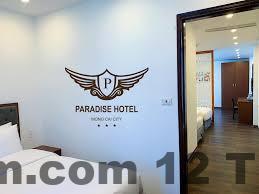 Nhân viên tại Paradise Hotel luôn sẵn sàng hỗ trợ du khách trong suốt thời gian lưu trú.