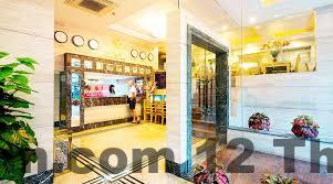 Nhân viên lễ tân khách sạn Sky Hotel Uông Bí hỗ trợ khách nhận phòng