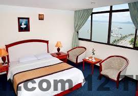 Nhân viên khách sạn Van Hai Halong Hotel hỗ trợ khách tại khu vực lễ tân