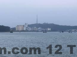 Khu vực lễ tân Khách sạn Hùng Phương, nơi nhân viên hỗ trợ khách check-in và tư vấn dịch vụ