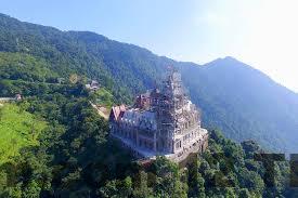 Khu vực lễ tân Ngọc Huyền Hotel Tam Đảo với nhân viên trực 24/24