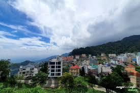 Khu vực ăn uống tại Khách sạn Anh Đào Tam Đảo với không gian đơn giản, phục vụ món Việt