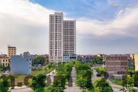 Không gian xung quanh FAMILY HOTEL với nhiều hàng quán địa phương