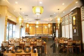 Nhân viên lễ tân khách sạn phục vụ thân thiện và hỗ trợ khách check-in