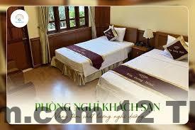 Nhân viên khu du lịch Đảo Ngọc Xanh hỗ trợ và hướng dẫn khách tham gia các hoạt động vui chơi