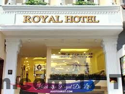 Quầy lễ tân Royal Hotel Bắc Ninh với nhân viên thân thiện