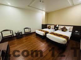 Khu vực lễ tân Tùng Bách Hotel với phong cách đơn giản