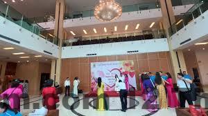 Tòa nhà Khách sạn Công đoàn Quảng Bá nhìn từ xa vào ban ngày