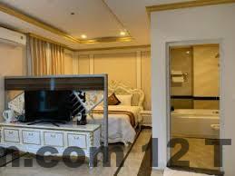 Nhân viên lễ tân khách sạn Phương Đông Yên Minh phục vụ khách