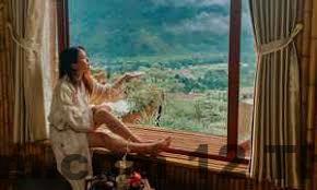 Bãi đỗ xe rộng rãi tại Khách Sạn Vạn Duy Quản Bạ