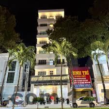 Quầy lễ tân Khách Sạn Hồng Ngọc với nhân viên thân thiện