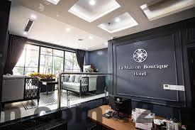 La Maison Boutique Hotel Cao Bằng Review 2026 – Có đáng ở trung tâm? 5 Khu vực lễ tân La Maison Boutique Hotel với nhân viên thân thiện