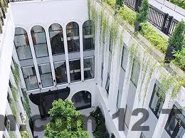 Nhân viên khách sạn niềm nở và chuyên nghiệp.