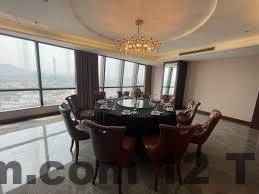 Nhân viên khách sạn nhiệt tình hỗ trợ khách lưu trú.