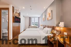 Phòng khách sạn được thiết kế đơn giản, sạch sẽ nhưng hơi cũ.