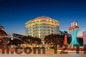 Quầy lễ tân khách sạn địa phương với phong cách phục vụ thân thiện