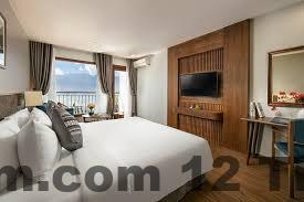 Vị trí DeLaSol Sapa Hotel gần nhà thờ đá và quảng trường Sa Pa, thuận tiện đi bộ