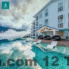 Quầy lễ tân khách sạn Hey Sa Pa với nhân viên hỗ trợ khách check-in