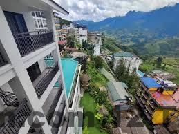 Khu vực ăn sáng tại DeLaSol Sapa Hotel phục vụ buffet đơn giản