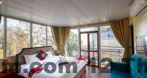 Khu vực lễ tân London Sapa Hotel với nhân viên thân thiện hỗ trợ khách