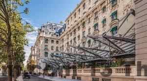 Hồ bơi tại khách sạn, không gian thư giãn tuyệt vời cho khách hàng