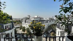 Hồ bơi tại khách sạn với không gian thư giãn và rộng rãi