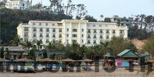 Nhân viên khách sạn nhiệt tình giúp đỡ khách hàng.