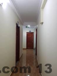 Nhân viên khách sạn Triệu Vy với thái độ thân thiện và chuyên nghiệp