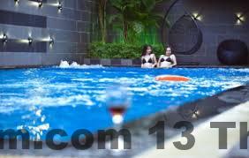 Hồ bơi ngoài trời tại Zen Riverside, mang đến không gian thư giãn tuyệt vời cho du khách sau một ngày khám phá thành phố.