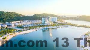 Hồ bơi tại khách sạn với không gian thư giãn thoải mái cho khách lưu trú.