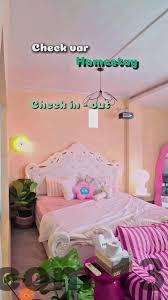 Phòng khách sạn với không gian rộng rãi, tiện nghi đầy đủ, nhưng vẫn cần nâng cấp trong một số khu vực.