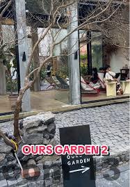 Khuôn viên thoáng đãng tại khách sạn Quỳnh Trang, nơi du khách có thể thư giãn và tận hưởng không gian yên tĩnh.