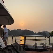 Phòng khách sạn được thiết kế hiện đại và thoải mái, với các tiện nghi đầy đủ và không gian thoáng đãng.