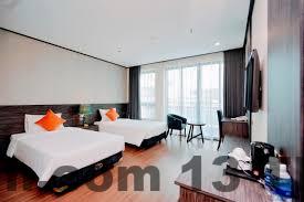 Hồ bơi ngoài trời tại khách sạn với không gian thoáng đãng.