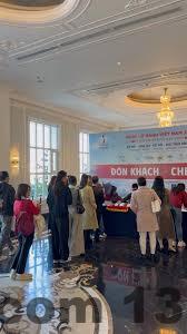 Hồ bơi ngoài trời tại khách sạn với không gian thoáng đãng.