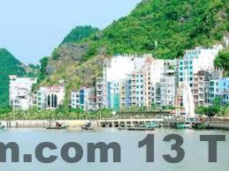 Phòng khách sạn có nội thất gọn gàng và ban công rộng rãi, mang lại cảm giác thoải mái cho du khách