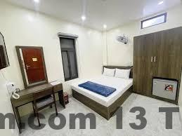 Khung cảnh khách sạn nhìn từ ngoài vào, tạo cảm giác mộc mạc nhưng dễ chịu.