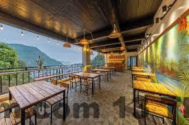 Đội ngũ nhân viên nhiệt tình, phục vụ chu đáo tại khách sạn.