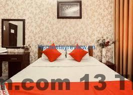 Phòng có thiết kế tối giản, với nội thất gỗ sáng màu, tạo cảm giác ấm cúng và dễ chịu.