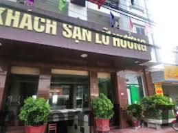 Không gian phòng nghỉ tại Khách Sạn Lữ Hưởng thoải mái và đủ tiện nghi, mặc dù có một số chi tiết cần cải thiện.