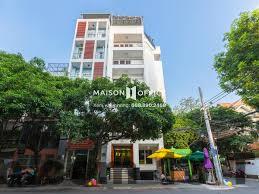 Nhân viên khách sạn nhiệt tình giúp đỡ khách hàng.