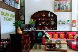 Nhân viên khách sạn luôn sẵn sàng hỗ trợ khách hàng.