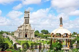 Bãi biển Quất Lâm – nơi du khách có thể thư giãn và tận hưởng làn gió biển mát mẻ.