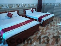 Một góc khu vực lễ tân tại khách sạn Mimosa, với nhân viên thân thiện chào đón khách