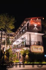 Phòng khách sạn rộng rãi, thiết kế sang trọng, đầy đủ tiện nghi, mang đến sự thoải mái cho khách lưu trú.