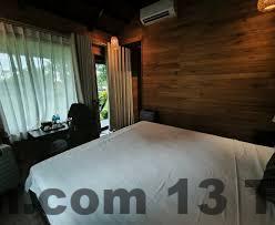 Tầm nhìn từ khách sạn cho thấy không gian gần gũi với thiên nhiên, nhưng còn thiếu một số tiện ích cao cấp.