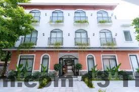 Bữa sáng tại khách sạn có sự kết hợp giữa món ăn phương Đông và phương Tây.