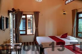 Bữa sáng đa dạng tại khách sạn với các món ăn đầy đủ năng lượng cho một ngày dài khám phá.